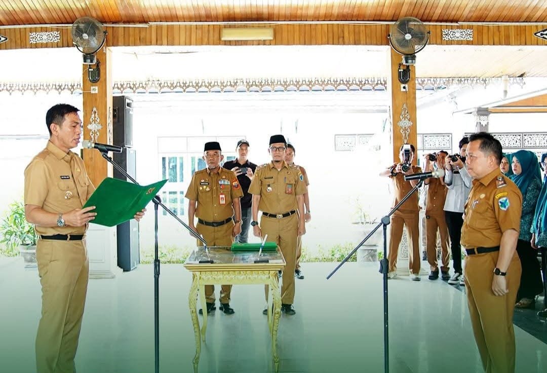 Bupati Batang Hari Mhd. Fadhil Arief melantik Penjabat Sekretaris Daerah Kabupaten Batanghari Mula P Rambe