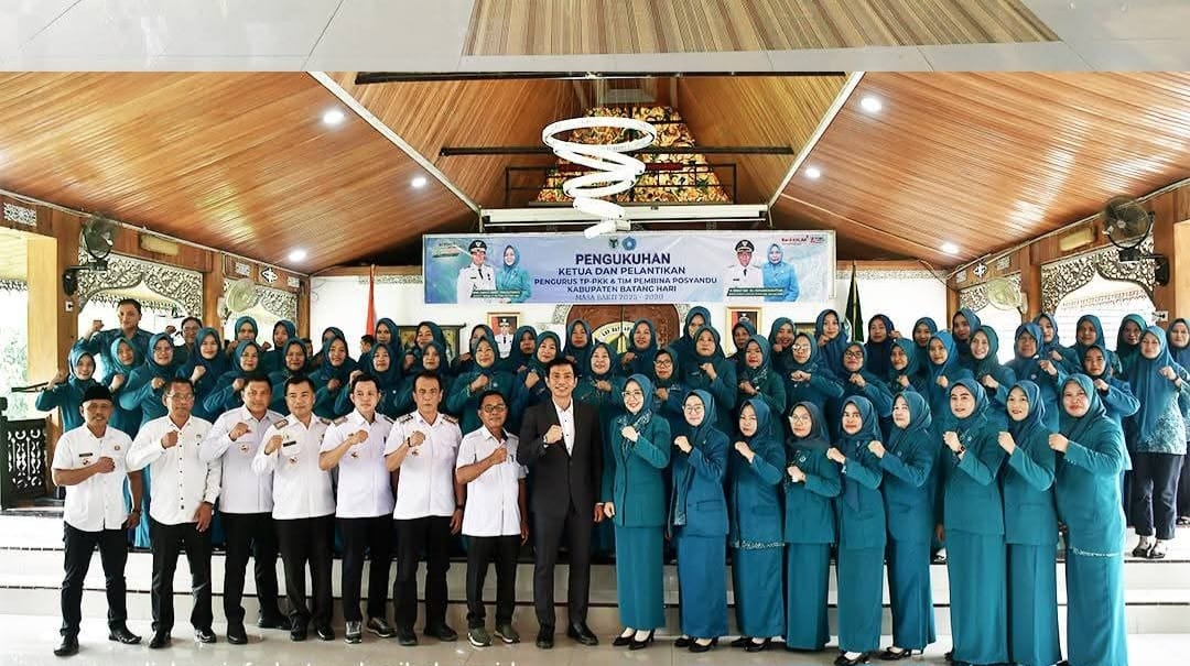 Bupati Batang Hari M Fadhil Arief melantik dan mengukuhkan pengurus TP-KK dan Posyandu Kabupaten Batang Hari periode 2025–2030.