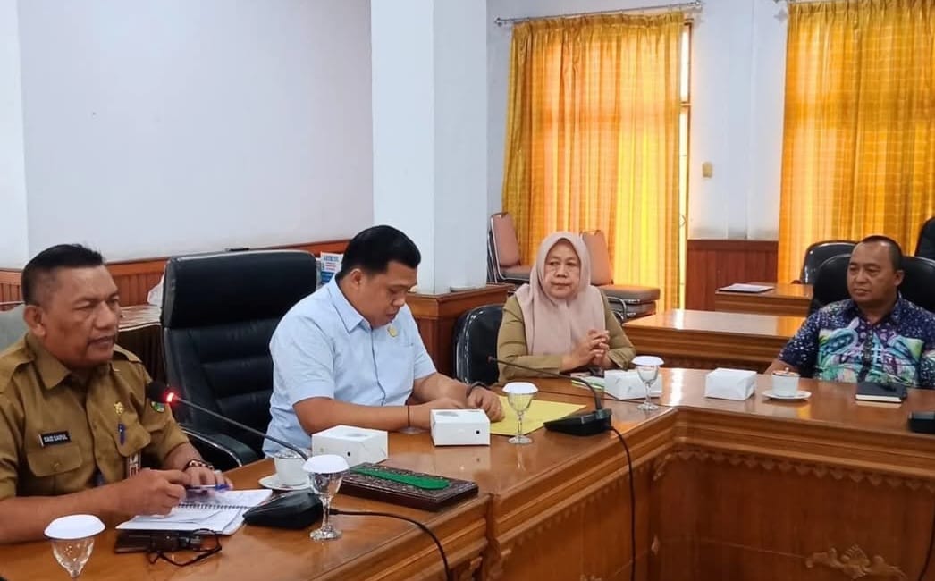 Kabag Fasilitasi Pengawasan dan Penganggaran, Said Saiful Hampa, SH, Kabag Persidangan dan Perundang-undangan Erma Suryani, SE,Kabag Fasilitasi Pengawasan dan Penganggaran, Said Saiful Hampa, SH, Kabag Persidangan dan Perundang-undangan Erma Suryani, SE,