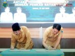 Bupati Batang Hari Mhd Fadhil Arief bersama Bupati Tanjung Jabung Barat Drs. H. Anwar Sadat, M.Ag melakukan penandatanganan kesepakatan bersama