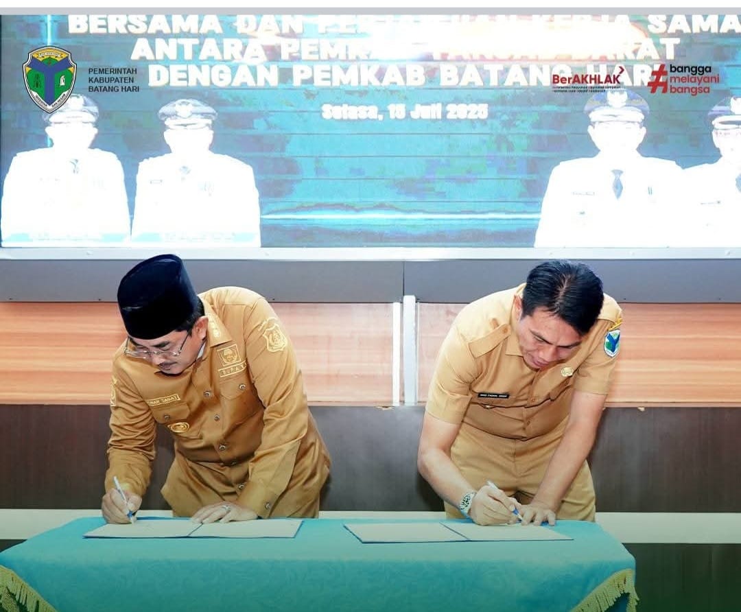 Bupati Batang Hari Mhd Fadhil Arief bersama Bupati Tanjung Jabung Barat Drs. H. Anwar Sadat, M.Ag melakukan penandatanganan kesepakatan bersama