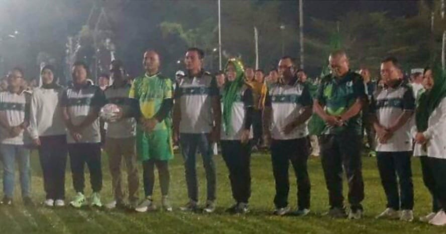 Bupati Fadhil dan Bupati Hurmin Main Bola Bersama di Opening Piala Bupati Batang Hari Super Tangguh