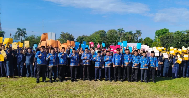 Gubernur Jambi Al Haris menyerahkan 2.000 Surat Keputusan tenaga Non-ASN