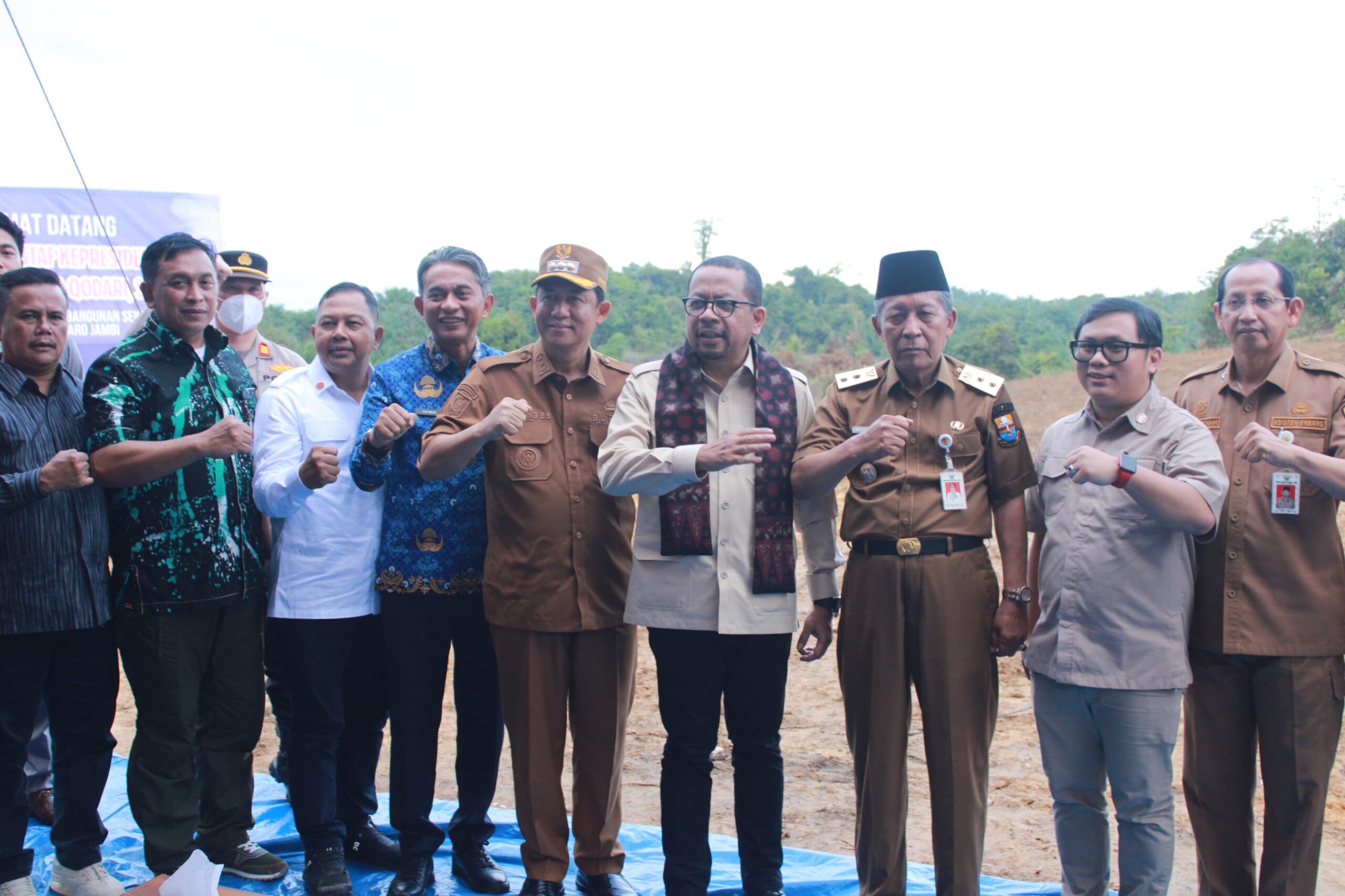 Wakil Gubernur (Wagub) Jambi, Drs. H. Abdullah Sani, M.Pd.I, mendampingi Wakil Kepala Staf Kepresidenan (KSP) Muhammad Qodari, S.Psi., MA, dalam kunjungan kerja untuk meninjau kesiapan Sekolah Rakyat di Muaro Jambi