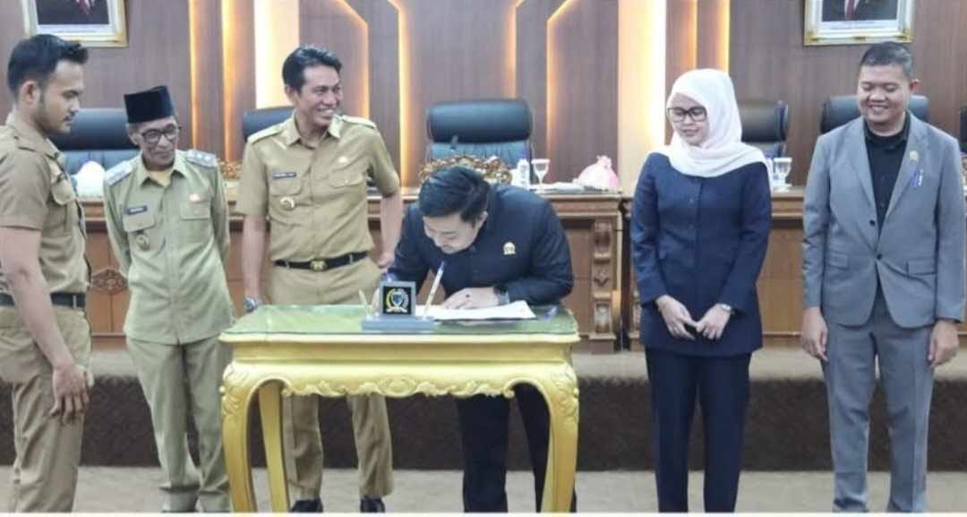 DPRD Batang Hari bersama Pemerintah Kabupaten Batang Hari secara resmi menandatangani Nota Kesepakatan Rancangan Kebijakan Umum Anggaran (KUA) dan Prioritas Plafon Anggaran Sementara (PPAS) Tahun Anggaran 2026.