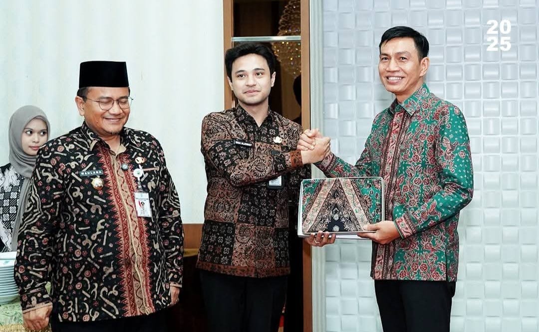 Bupati Batang Hari Mhd. Fadhil Arief bersama Wali kota Jambi Dr. dr. Maulana dan Wakil Wali kota Jambi Diza Hazra Aljosha, S.E., M.A.