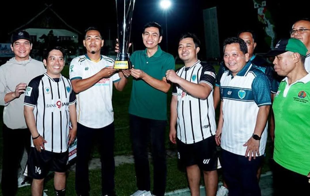 Bupati Batang Hari Mhd Fadhil Arief secara resmi menutup event Piala Bupati Batang Hari Super Tangguh Upper-35 Tahun 2025