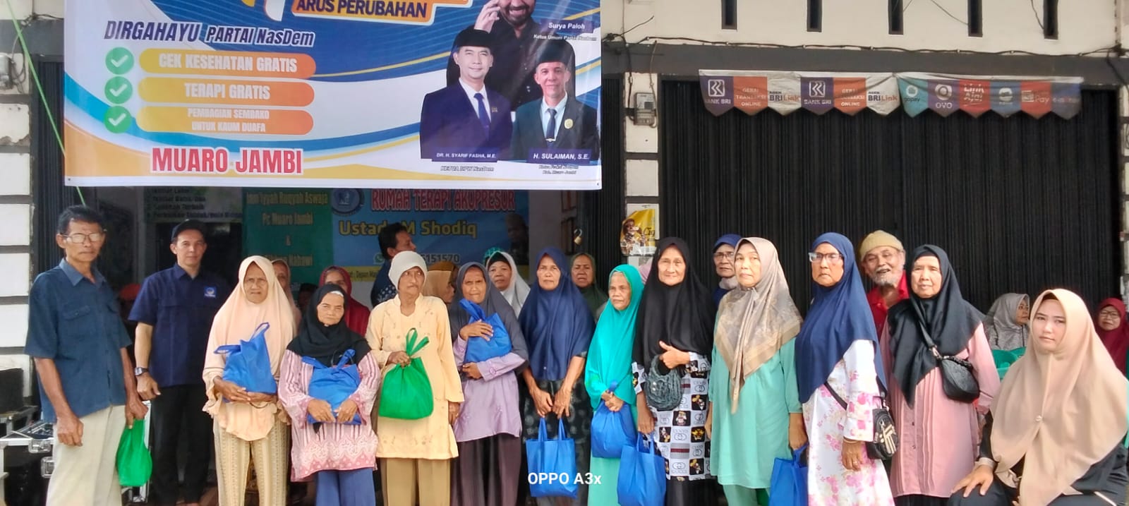 Ketua Komisi III DPRD Muaro Jambi H. Sulaiman, SE menggelar kegiatan sosial berupa cek kesehatan gratis, terapi gratis, serta pembagian sembako untuk kaum duafa