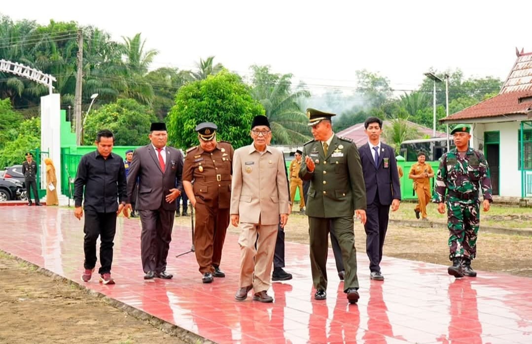 WhatsApp Image 2025-11-11 at 09.03.11 (1) Wakil Bupati Batang Hari, H. Bakhtiar. S.P., ziarah ke Taman Makam Pahlawan Ksatria Bhakti Kelurahan Sridadi