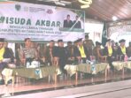 prosesi Wisuda Akbar Sekolah Lansia Tangguh di serambi rumah dinas Bupati Batang Hari