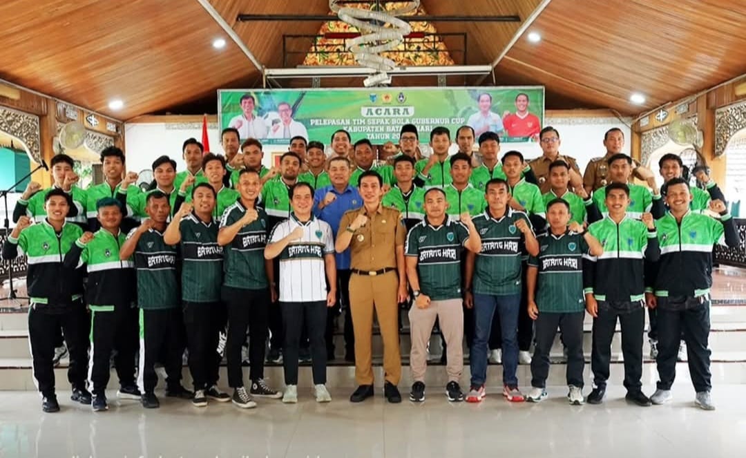 Bupati Fadhil Lepas Tim Sepak Bola Batang Hari ke Gubernur Cup 2026