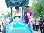 Bupati Batang Hari Muhammdah Fadhil Arief menyerahkan Alat Mesin Pertanian (Alsintan) kepada Brigade Pangan tahun 2026
