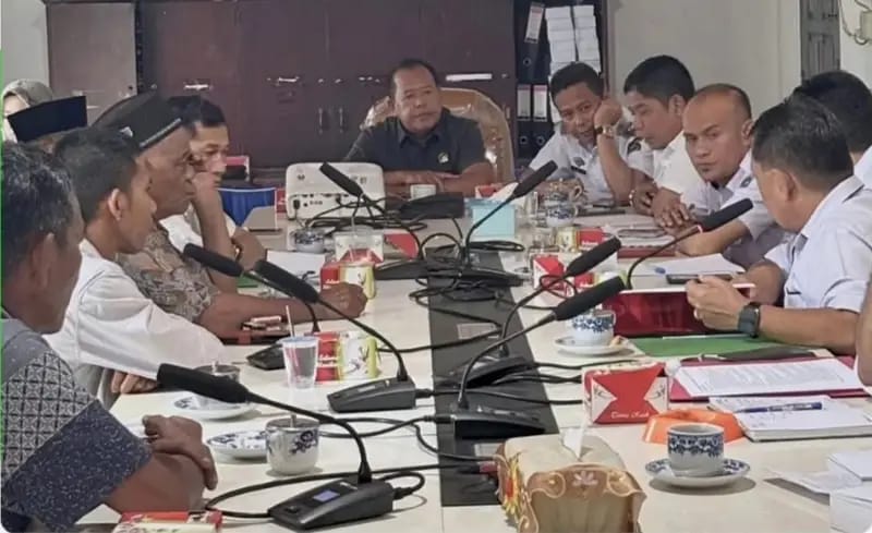 Rapat Dengar Pendapat (RDP) bersama Organisasi Perangkat Daerah (OPD) terkait guna menyikapi pengaduan masyarakat Desa Benteng Rendah terhadap Kepala Desa Benteng Rendah