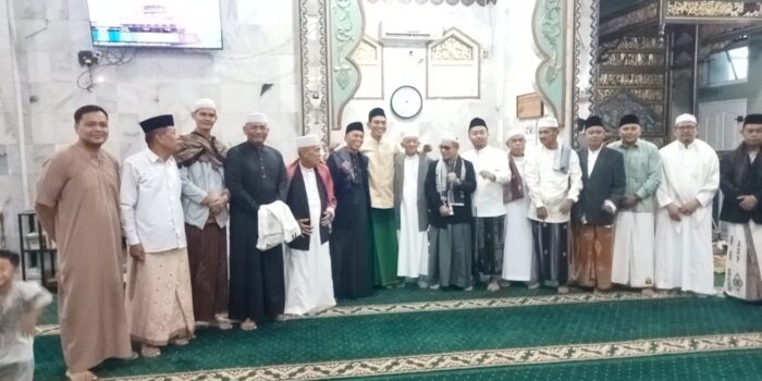 Bupati Batang Hari Fadhil Arief bersama keluarga dan masyarakat melaksanakan Salat Idulfitri 1447 Hijriah di Masjid Agung Al Muhajirin, Kompleks Air Panas, Muara Bulian