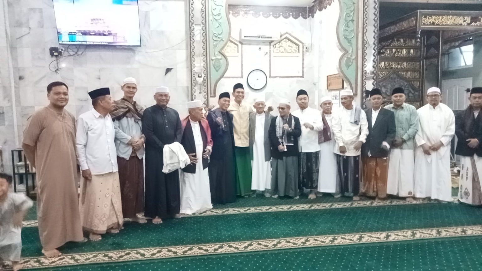 Bupati Batang Hari Fadhil Arief bersama keluarga dan masyarakat melaksanakan Salat Idulfitri 1447 Hijriah di Masjid Agung Al Muhajirin, Kompleks Air Panas, Muara Bulian