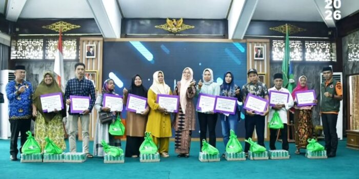 Ketua TP-PKK Kabupaten Batang Hari Ibu Zulva Fadhil menyerahkan bantuan tunai secara langsung kepada masyarakat yang terdampak.