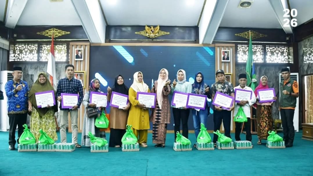Ketua TP-PKK Kabupaten Batang Hari Ibu Zulva Fadhil menyerahkan bantuan tunai secara langsung kepada masyarakat yang terdampak.