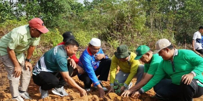 aksi gotong royong dan penanaman pohon di Tempat Pemakaman Umum (TPU) Pemda