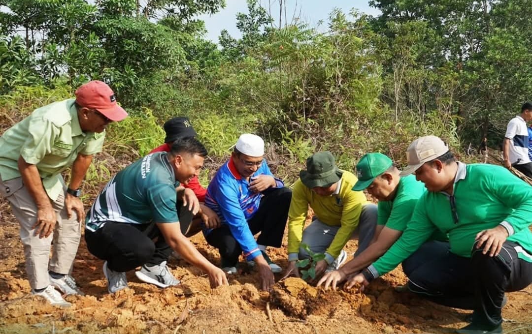 aksi gotong royong dan penanaman pohon di Tempat Pemakaman Umum (TPU) Pemda