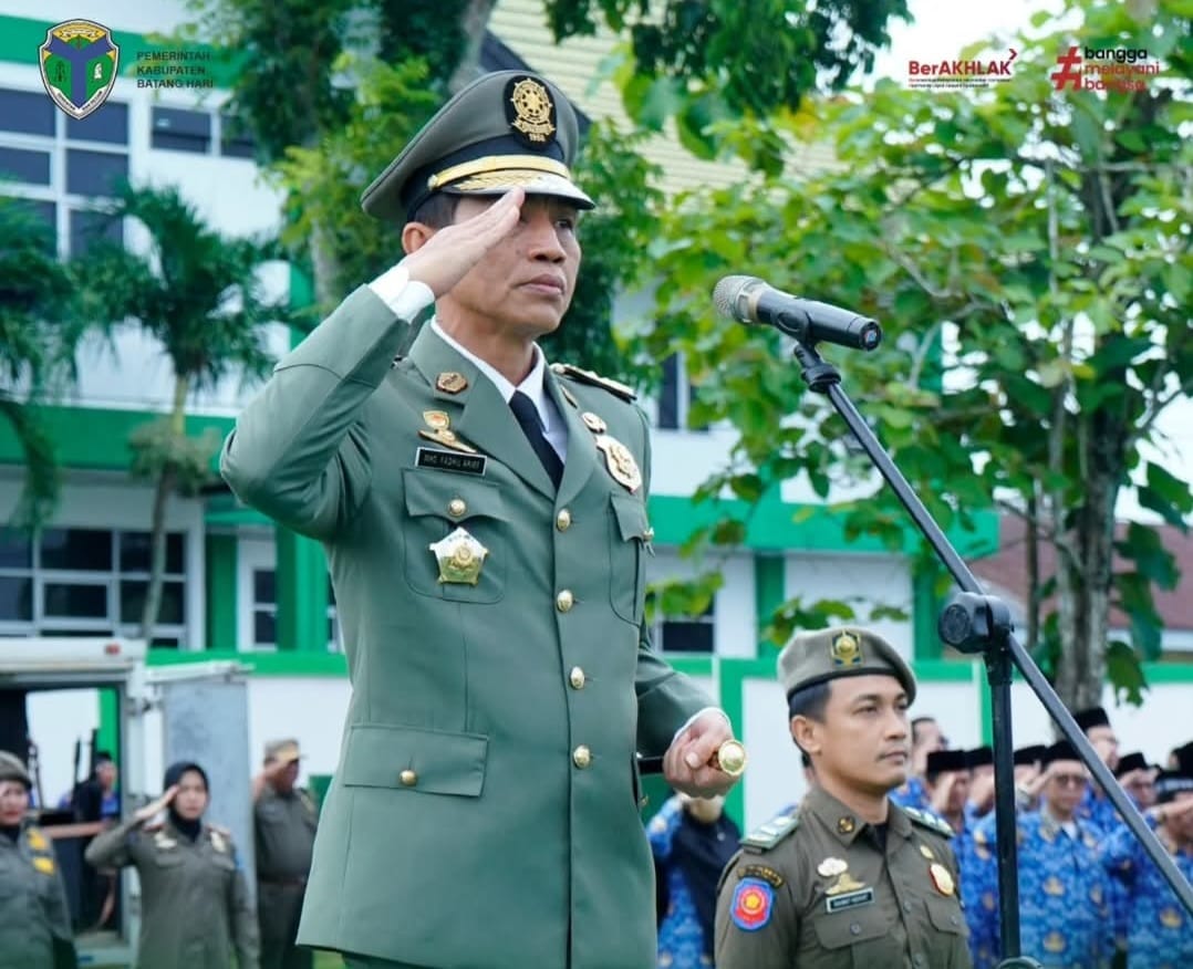 Bupati Batang Hari, Mhd. Fadhil Arief, bertindak sebagai Inspektur Upacara dalam peringatan hari jadi tiga instansi pelayanan masyarakat