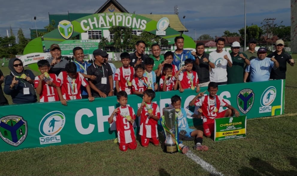 Ketua Umum Pengurus Provinsi (Pengprov) PSSI Jambi, M. Fadhil Arief, menutup langsung kompetisi JSFL di Alun-Alun Kota Muara Bulian