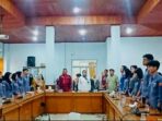Wakil Ketua I DPRD Kabupaten Batang Hari, Hj. El Firsta Nopsiamti, AR., S.H. menyambut sebanyak 50 mahasiswa Program Studi Diploma IV Manajemen Pemerintahan, Fakultas Ekonomi dan Bisnis (FEB) Universitas Jambi (UNJA) di Gedung DPRD Batang Hari.