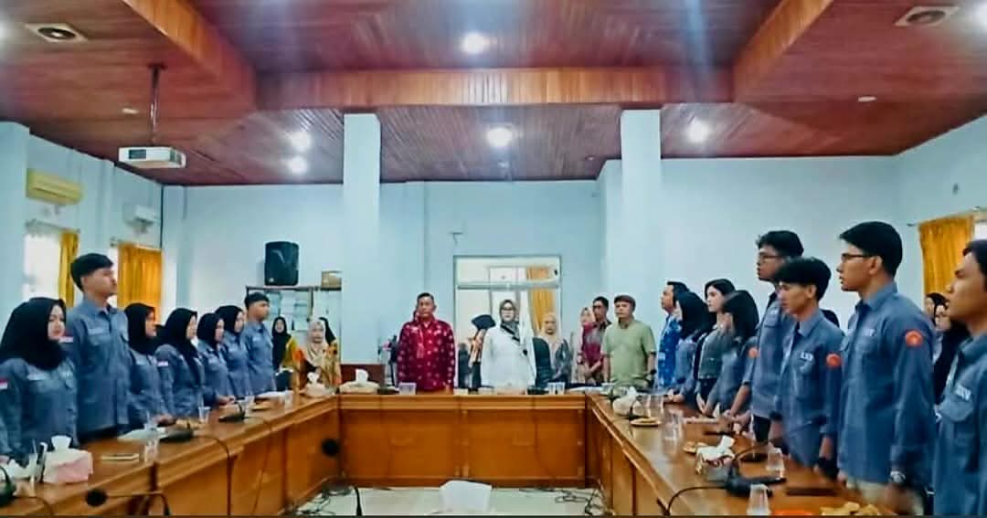 Wakil Ketua I DPRD Kabupaten Batang Hari, Hj. El Firsta Nopsiamti, AR., S.H. menyambut sebanyak 50 mahasiswa Program Studi Diploma IV Manajemen Pemerintahan, Fakultas Ekonomi dan Bisnis (FEB) Universitas Jambi (UNJA) di Gedung DPRD Batang Hari.