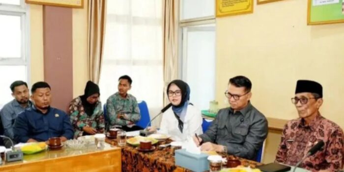 Wakil Ketua I DPRD Kabupaten Batang Hari, El Firsta Nopsiamti, menghadiri kegiatan silaturahmi bersama Anggota DPR RI Daerah Pemilihan (Dapil) Jambi, Dr. Syarif Fasha, dan Dinas Lingkungan Hidup (DLH) Kabupaten Batang Hari.