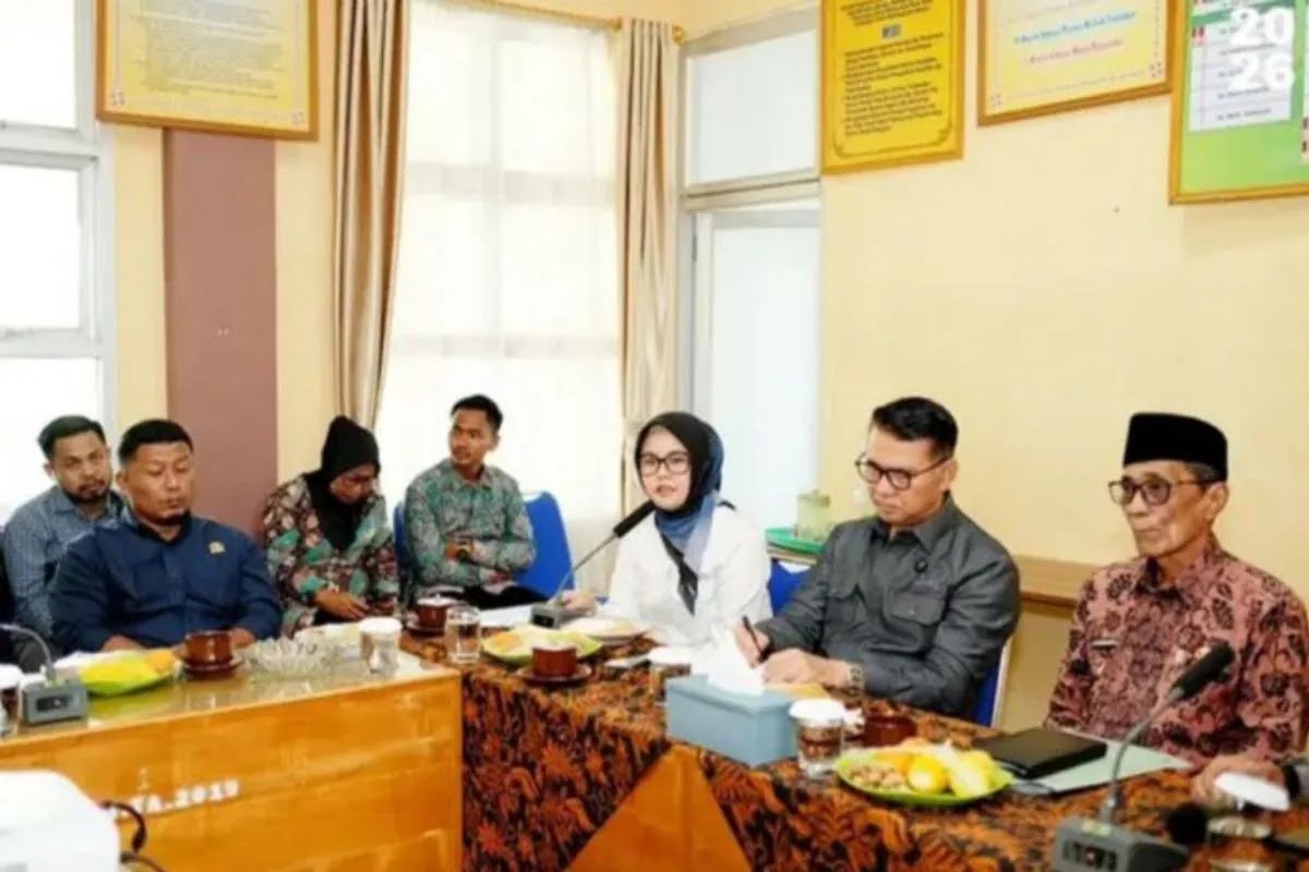 Wakil Ketua I DPRD Kabupaten Batang Hari, El Firsta Nopsiamti, menghadiri kegiatan silaturahmi bersama Anggota DPR RI Daerah Pemilihan (Dapil) Jambi, Dr. Syarif Fasha, dan Dinas Lingkungan Hidup (DLH) Kabupaten Batang Hari.