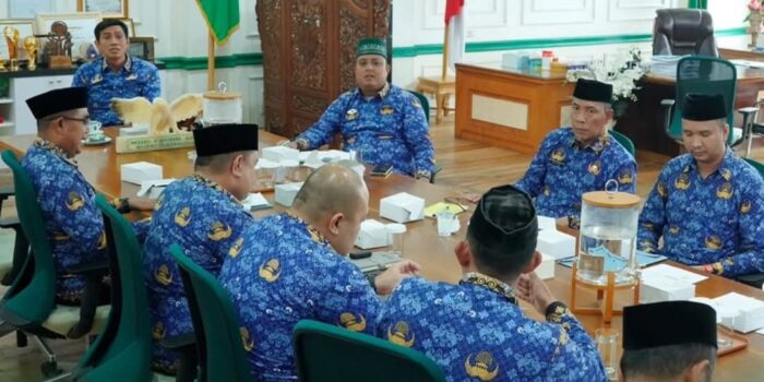 Bupati Batang Hari, Mhd. Fadhil Arief, memimpin langsung Rapat Koordinasi Evaluasi dan Penetapan Target Pendapatan Daerah Kabupaten Batang Hari