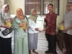 Pemdes Aro mendistribusikan bantuan bahan pangan pokok berupa beras dan minyak goreng gratis kepada 125 Keluarga Penerima Manfaat (KPM).