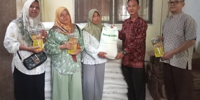 Pemdes Aro mendistribusikan bantuan bahan pangan pokok berupa beras dan minyak goreng gratis kepada 125 Keluarga Penerima Manfaat (KPM).