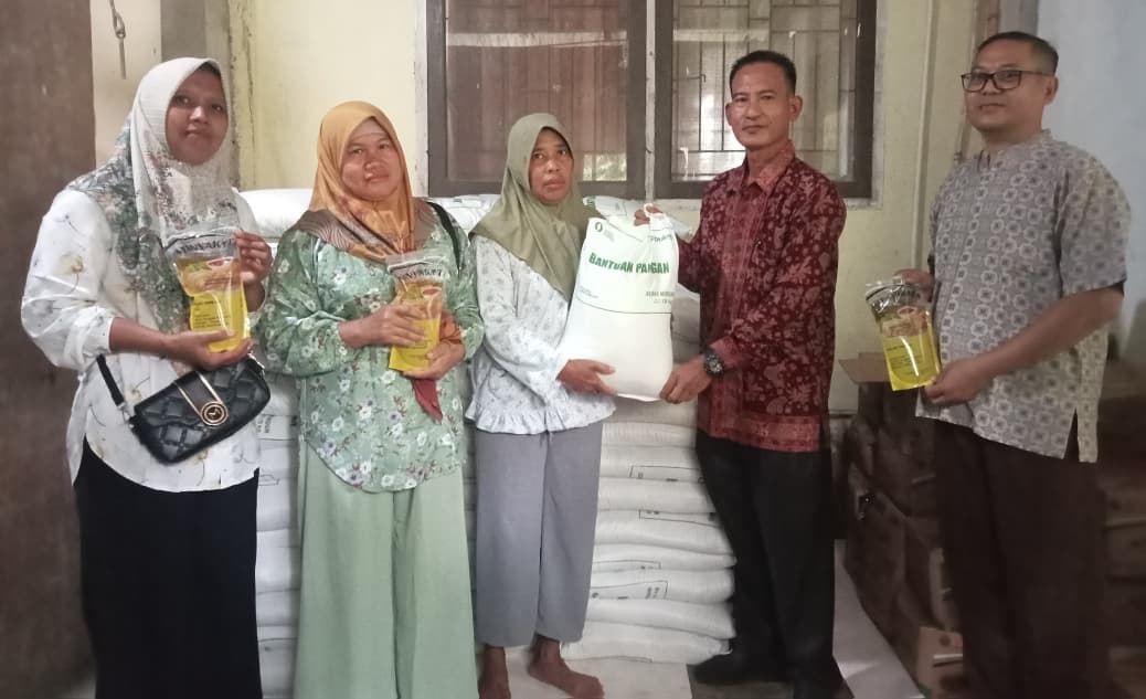 Pemdes Aro mendistribusikan bantuan bahan pangan pokok berupa beras dan minyak goreng gratis kepada 125 Keluarga Penerima Manfaat (KPM).