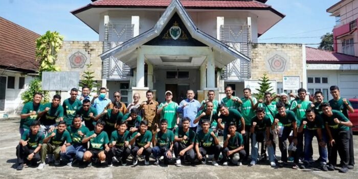 Ketua Komite Olahraga Nasional Indonesia (KONI) Kabupaten Batang Hari, Tandri Saputra, secara resmi melepas keberangkatan tim kebanggaan masyarakat Bumi Serentak Bak Regam, Persebri FC.