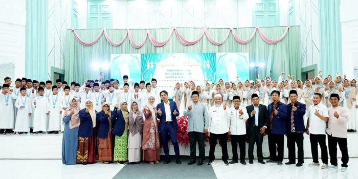 Bupati Batang Hari, Mhd. Fadhil Arief, bersama Ketua TP-PKK Kabupaten Batang Hari, Zulva Fadhil, menghadiri acara perpisahan dan pelepasan siswa-siswi Kelas VI Tahun Pelajaran 2025/2026 SD IT Aulia.