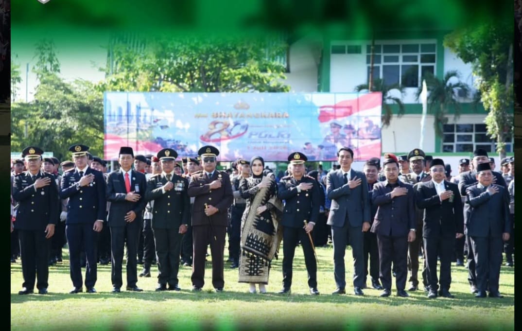 Bupati Batang Hari, Mhd. Fadhil Arief, menghadiri Upacara Peringatan Hari Bhayangkara ke-80 di Lapangan Alun-Alun Batang Hari