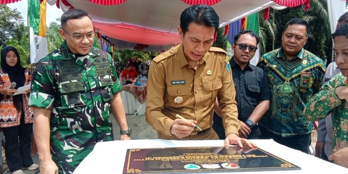 Jembatan Boyle dan Jembatan Merah Putih di Desa Pasar Terusan, Kecamatan Muara Bulian