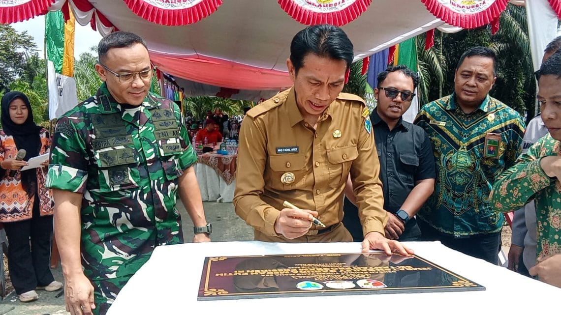 Jembatan Boyle dan Jembatan Merah Putih di Desa Pasar Terusan, Kecamatan Muara Bulian