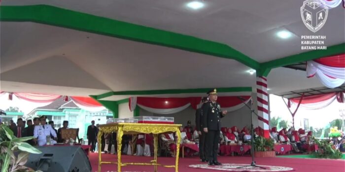Upacara penurunan Bendera Merah Putih dalam rangka Peringatan Hari Ulang Tahun (HUT) ke-81 Republik Indonesia di Kabupaten Batang Hari