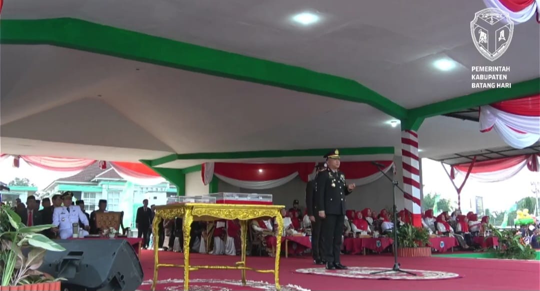Upacara penurunan Bendera Merah Putih dalam rangka Peringatan Hari Ulang Tahun (HUT) ke-81 Republik Indonesia di Kabupaten Batang Hari
