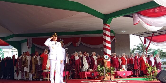 Bupati Batang Hari, Mhd Fadhil Arief, bertindak langsung sebagai Inspektur Upacara HUT ke-81 RI di Alun-Alun Kota Muara Bulian.