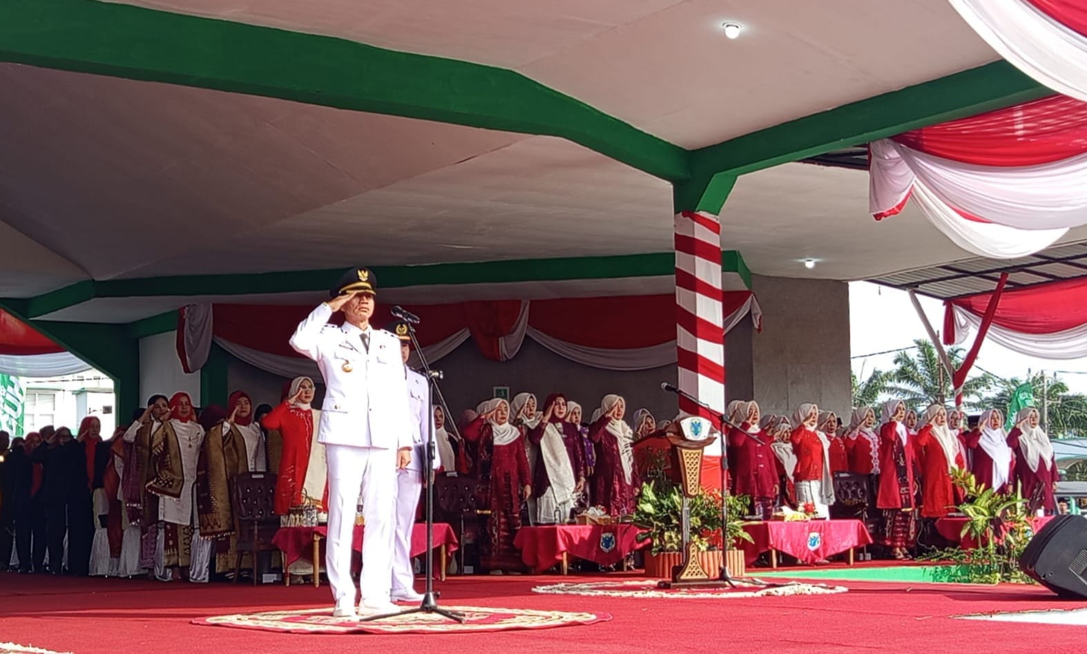 WhatsApp Image 2026-08-17 at 19.09.51 Bupati Batang Hari, Mhd Fadhil Arief, bertindak langsung sebagai Inspektur Upacara HUT ke-81 RI di Alun-Alun Kota Muara Bulian.