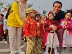 Bupati Batang Hari, M. Fadhil Arief, kedapatan berulang kali turun dari panggung kehormatan demi menyapa dan menyalami langsung anak-anak peserta pawai.