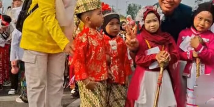 Bupati Batang Hari, M. Fadhil Arief, kedapatan berulang kali turun dari panggung kehormatan demi menyapa dan menyalami langsung anak-anak peserta pawai.
