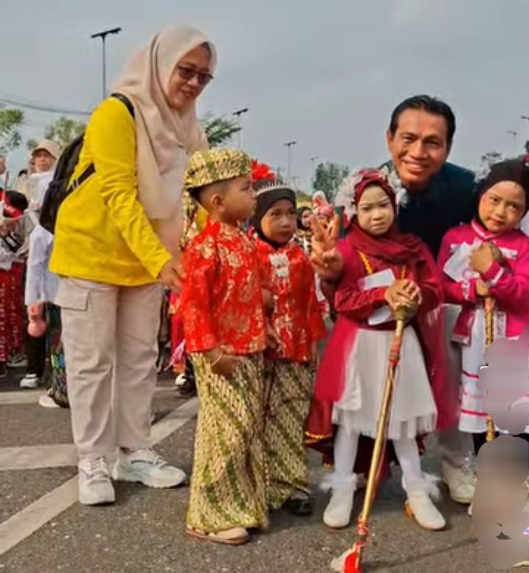 WhatsApp Image 2026-08-18 at 18.31.29 Bupati Batang Hari, M. Fadhil Arief, kedapatan berulang kali turun dari panggung kehormatan demi menyapa dan menyalami langsung anak-anak peserta pawai.