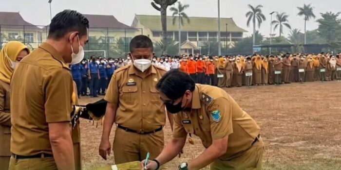 Bupati Batang Hari Mhd. Fadhil Arief bertindak sebagai pembina upacara pada Peringatan Hari Olahraga Nasional (Haornas) ke-43 tingkat Kabupaten Batang Hari 2026.