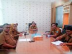 Sekda mengikuti seluruh rangkaian agenda Zoom Meeting secara intensif langsung dari ruang kerjanya.