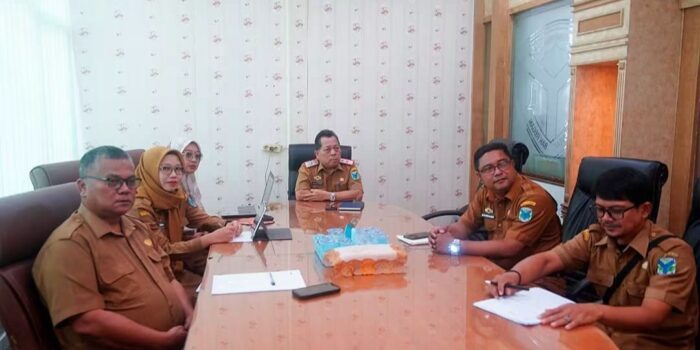 Sekda mengikuti seluruh rangkaian agenda Zoom Meeting secara intensif langsung dari ruang kerjanya.