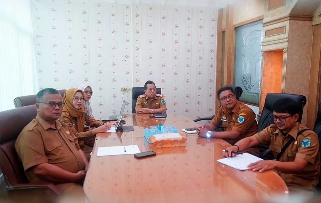 WhatsApp Image 2026-09-16 at 21.24.35 Sekda mengikuti seluruh rangkaian agenda Zoom Meeting secara intensif langsung dari ruang kerjanya.