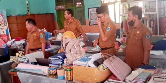 Sekretaris Daerah (Sekda) Kabupaten Batang Hari Mula P Rambe bersama Asisten I Setda Batang Hari pantau pelaksanaan PJJ di SMPN 21 Batang Hari.